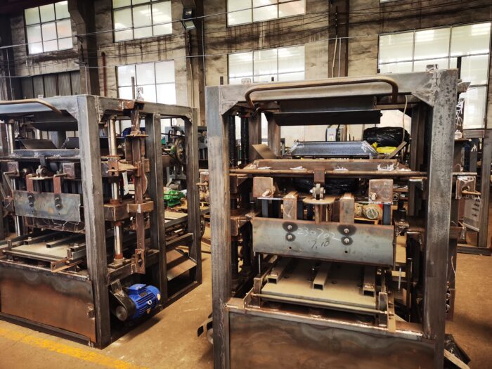 QT4-40 Semi Automatic Block Machine